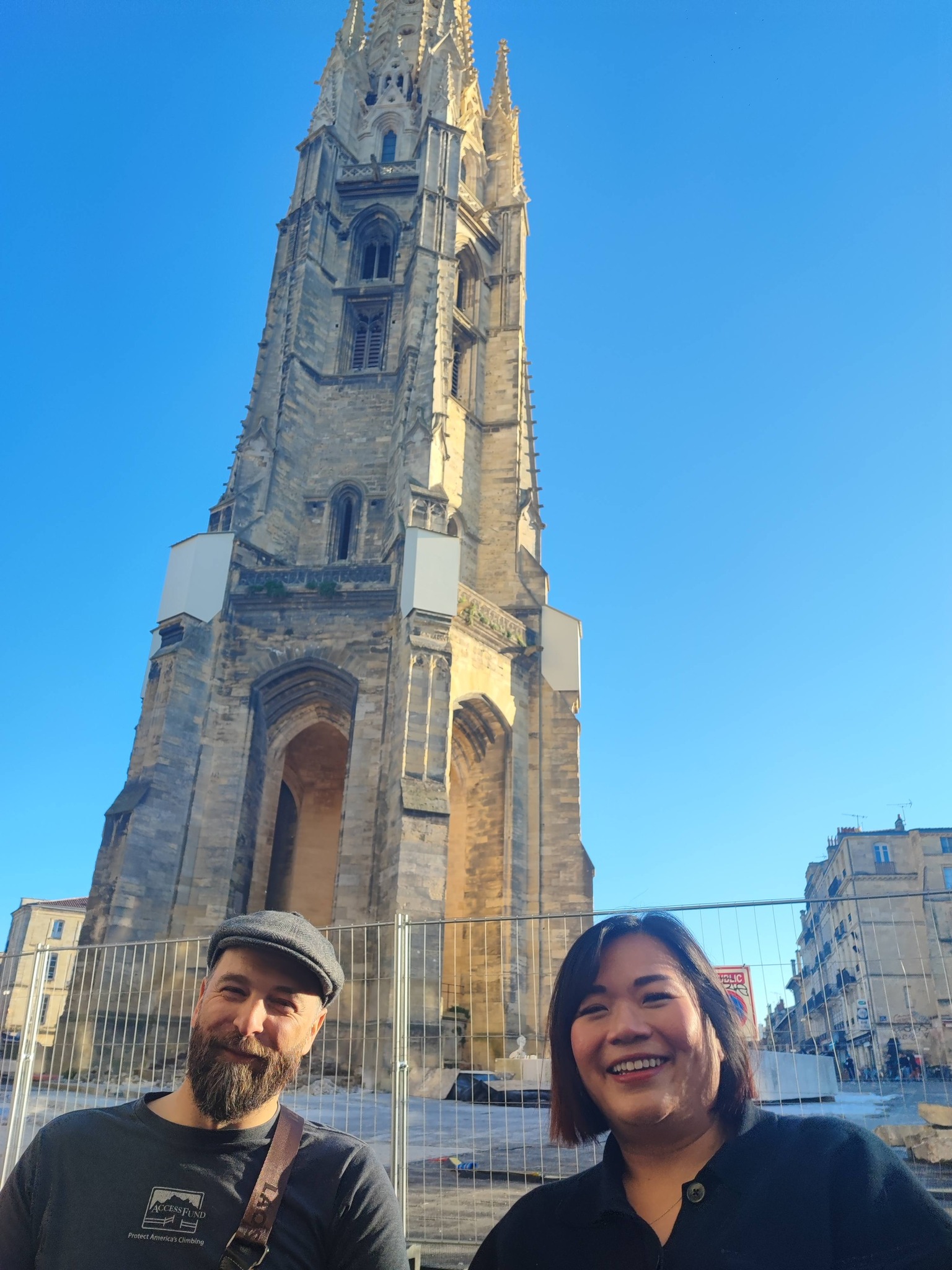 Typhaine avec ses élèves devant un monument à Bordeaux