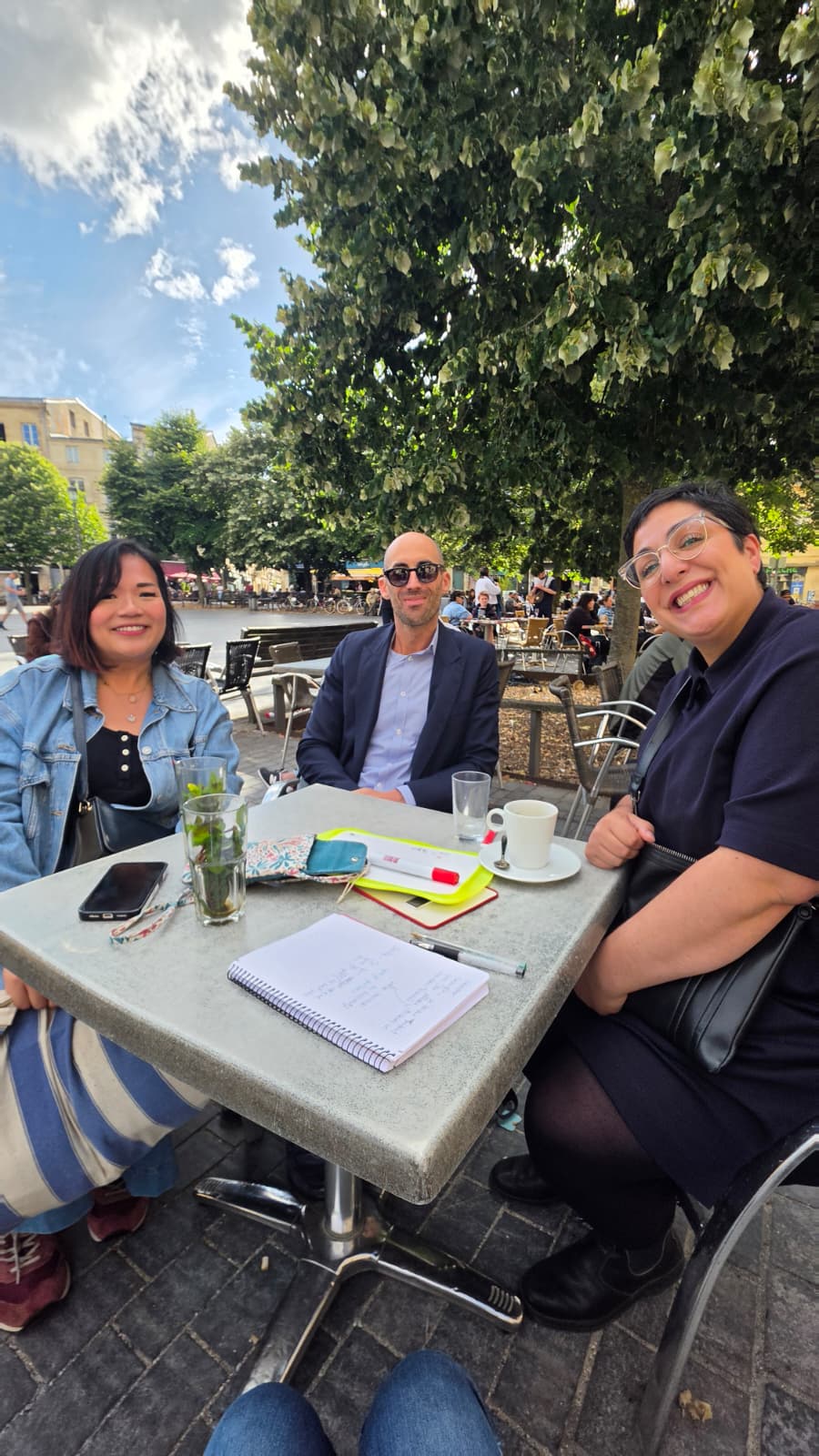 Typhaine avec ses élèves autour d'une table à Bordeaux