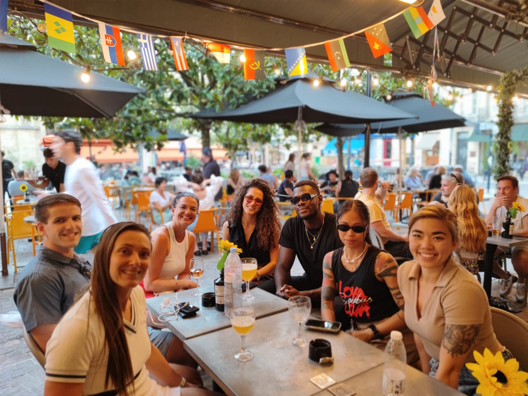 Typhaine avec ses élèves à Bordeaux, terrasse aux drapeaux du monde