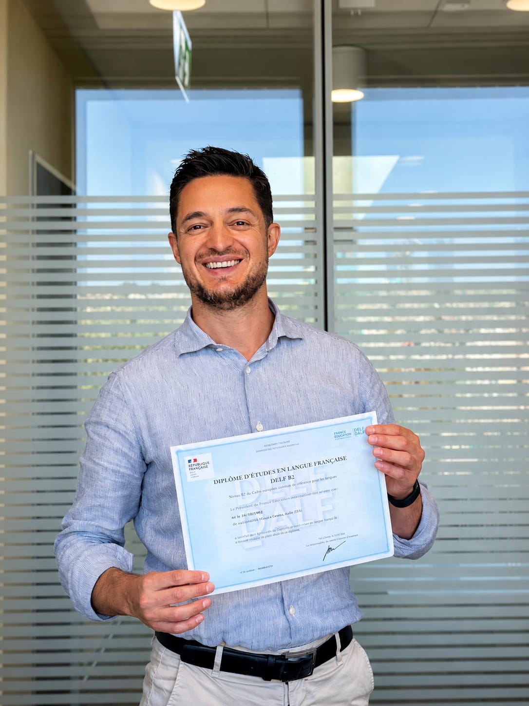 Piergiorgio tenant son diplôme DELF B2